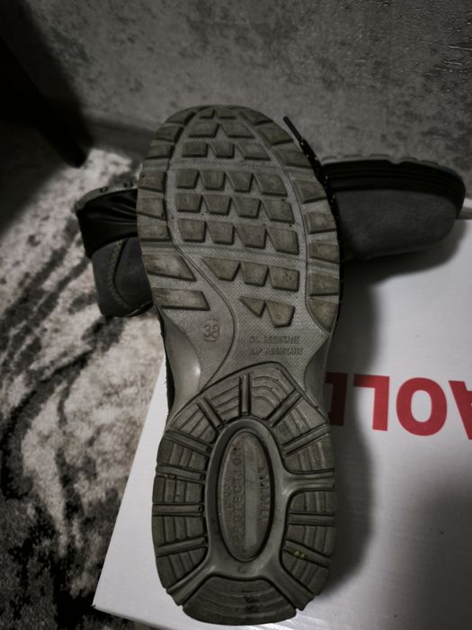 Спеціальне робоче взуття з металевим носком