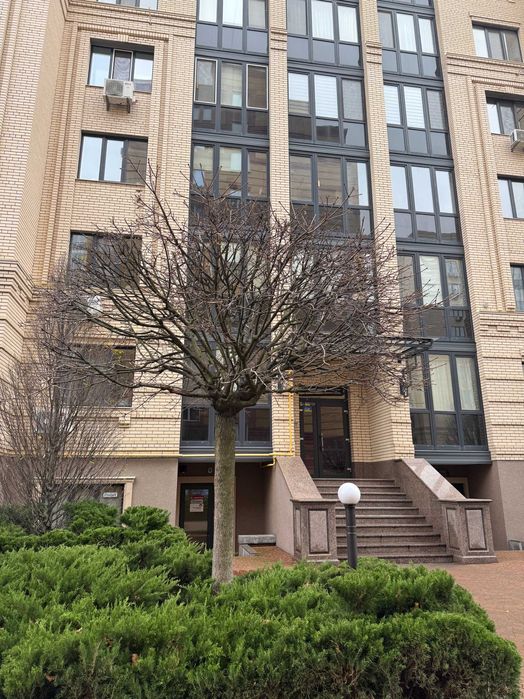 Величезна квартира з дизайнерським ремонтом в самому Центрі.  Газ