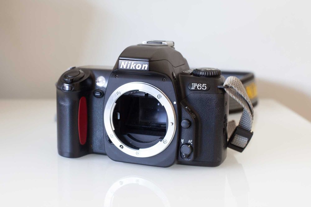 Câmara Fotográfica Analógica - Nikon F65 + OBJ. Nikon 50mm F1.8