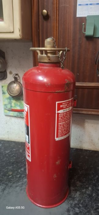 Antigo extintor com volante em latão