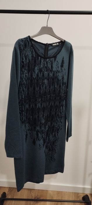 Vestido com bordado em relevo