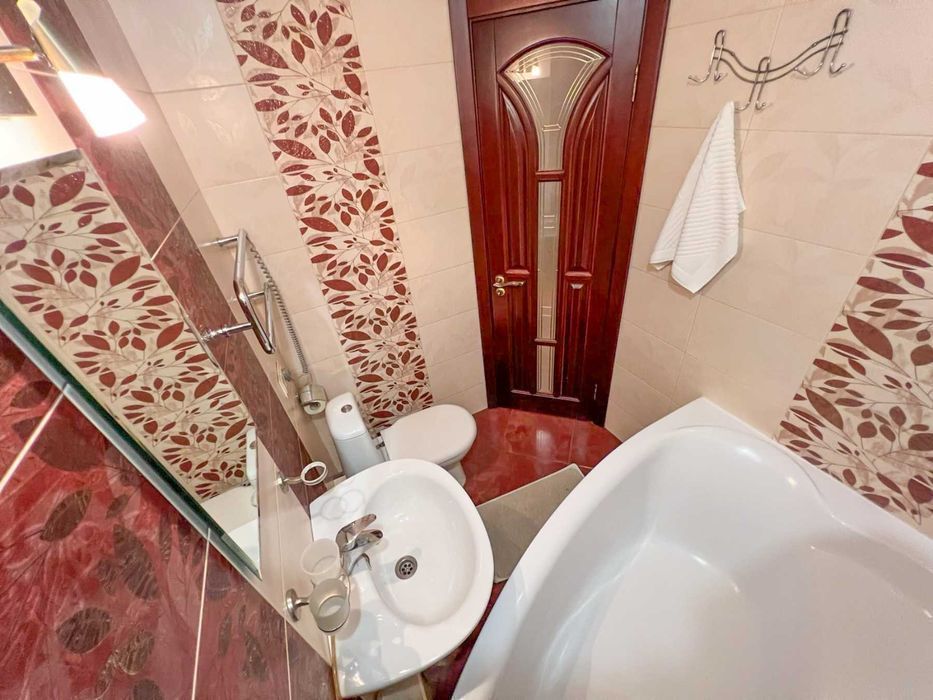 Бульвар Лесі Українки 28, 1к, метро Печерська 3 хв, подобово/погодинно