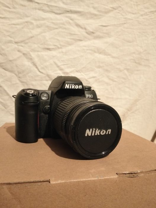 Máquina Nikon F80 + lente nikkor 28-80mm