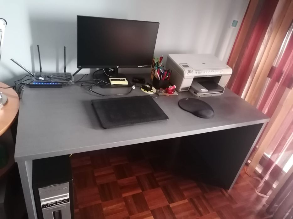 Secretária Cinzenta