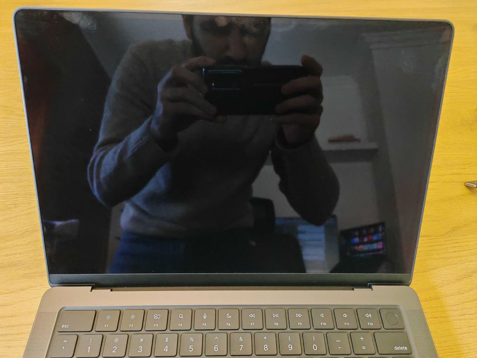 MacBook Pro 14" M4 Pro (24GB RAM / 512GB SSD) Preto — Como Novo Qwerty US - Comprado a Abril de 2026