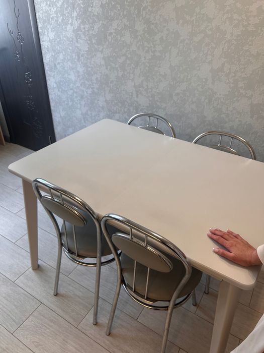 Продається стіл на кухню та крісла.