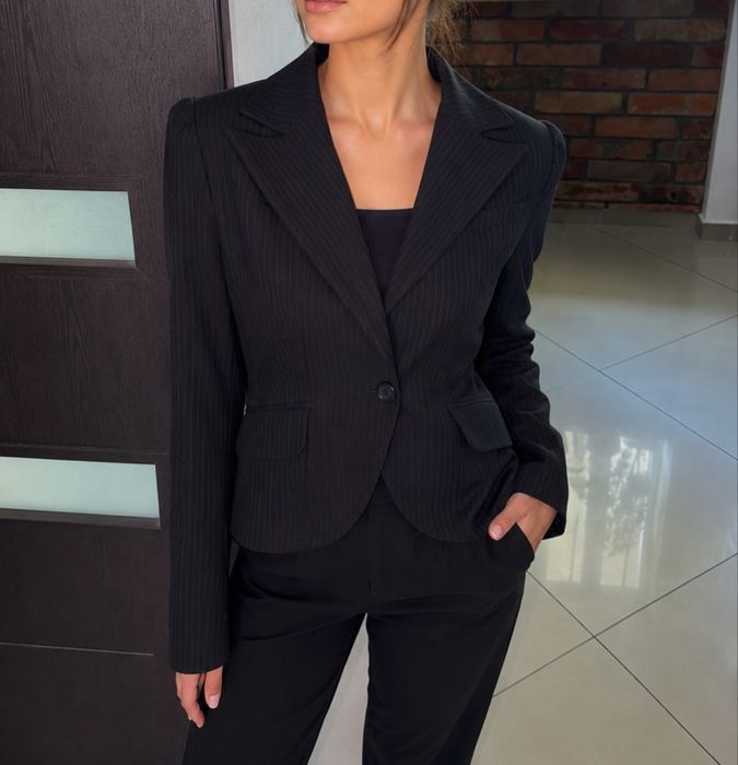 Czarna elegancka marynarka damska