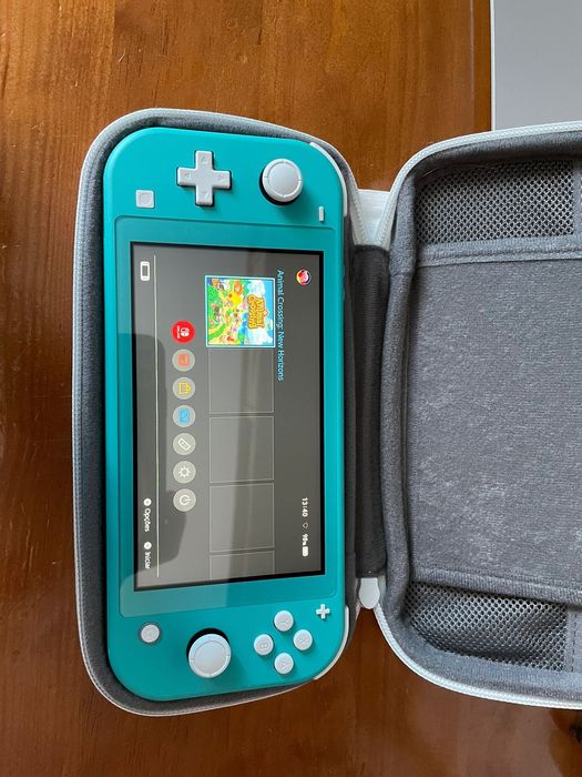 Nintendo Switch Lite Turquesa c/ jogo Animal Crossing e capa Nintendo