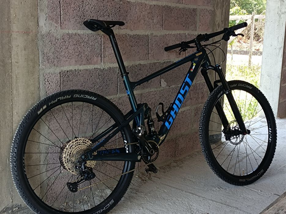 Bicicleta ghost em carbono suspensao total