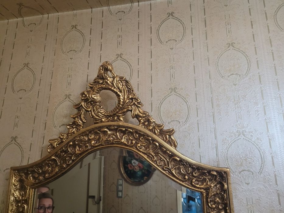 Mesa de entrada com tampo de mármore e espelho