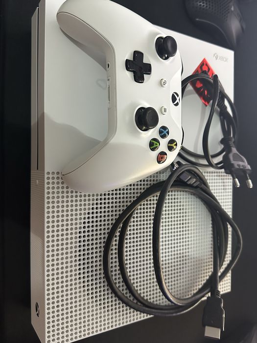 Xbox One S 500GB com controle e cabos