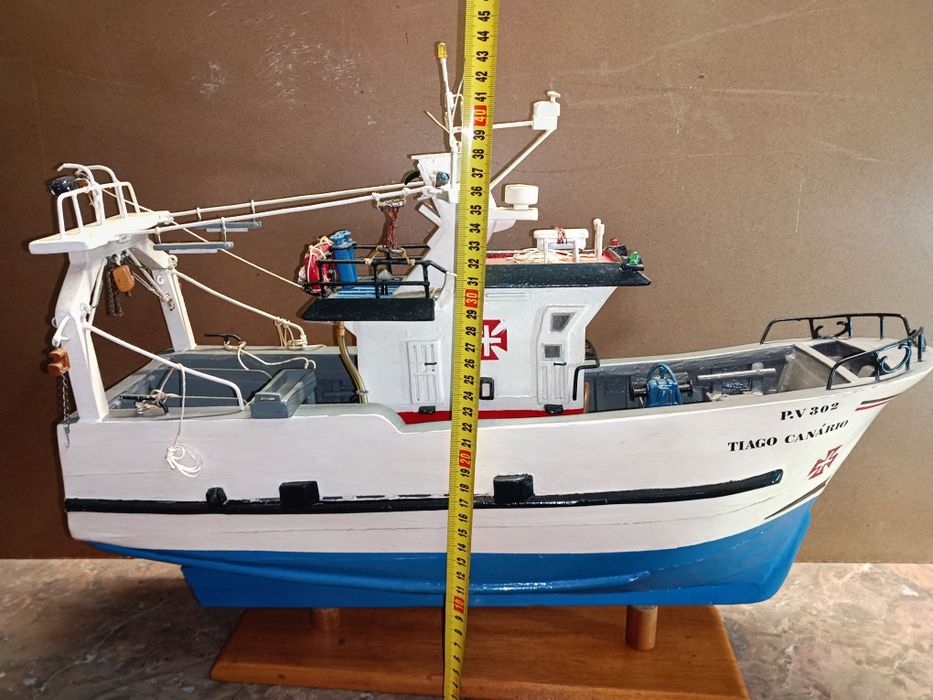 Barco em madeira para coleção, feito artesanalmente, medidas: 56/45cm.