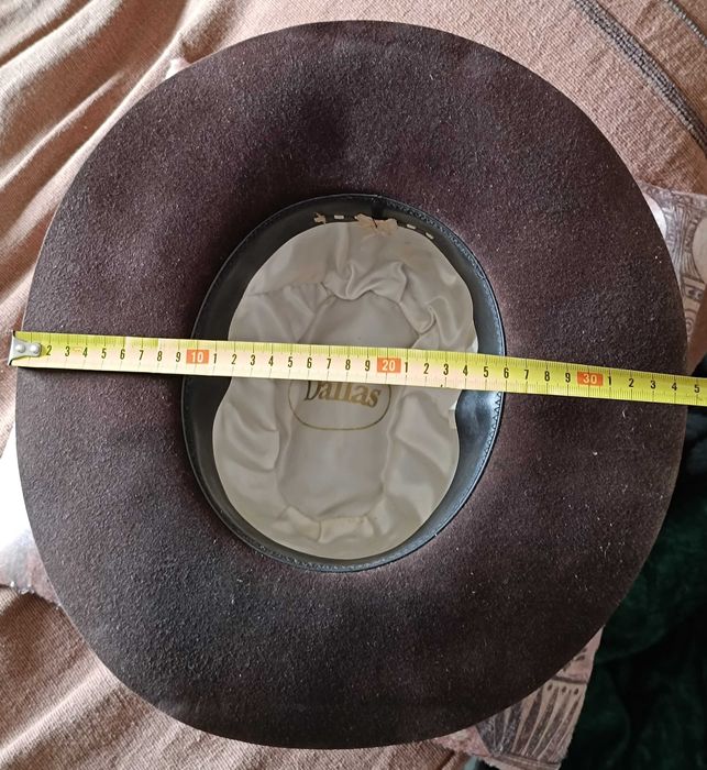 Chapéu antigo castanho de abas largas