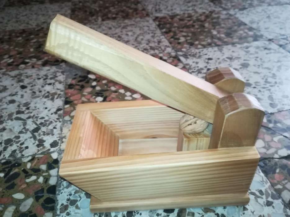 Quebra nozes em madeira