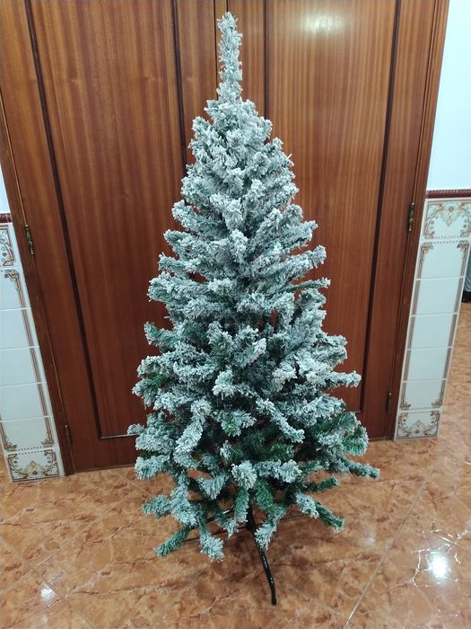 Árvore de Natal verde com neve casa quarto apartamento vivenda escritó