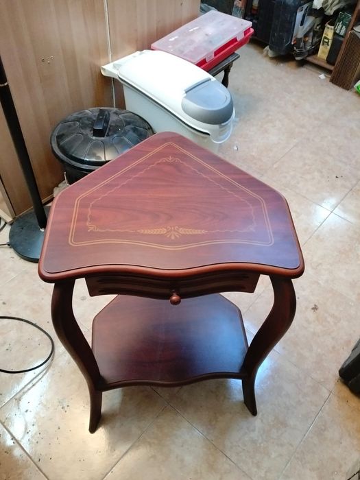 Mesa antiga com 3 pés