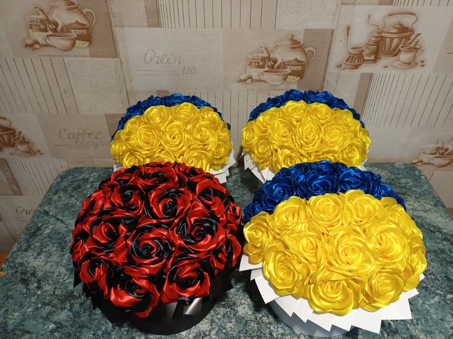 Букети з атласної стрічки під замовлення.
