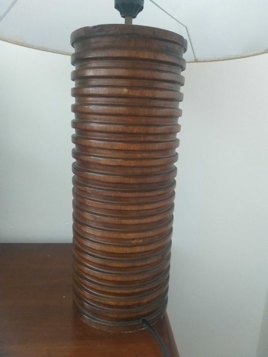 Candeeiro de mesa em madeira (manufacturado)