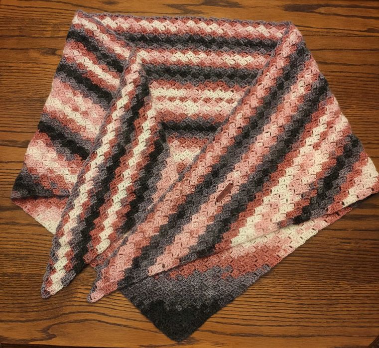 Ciepła chusta zrobiona na szydełku 20% wełny