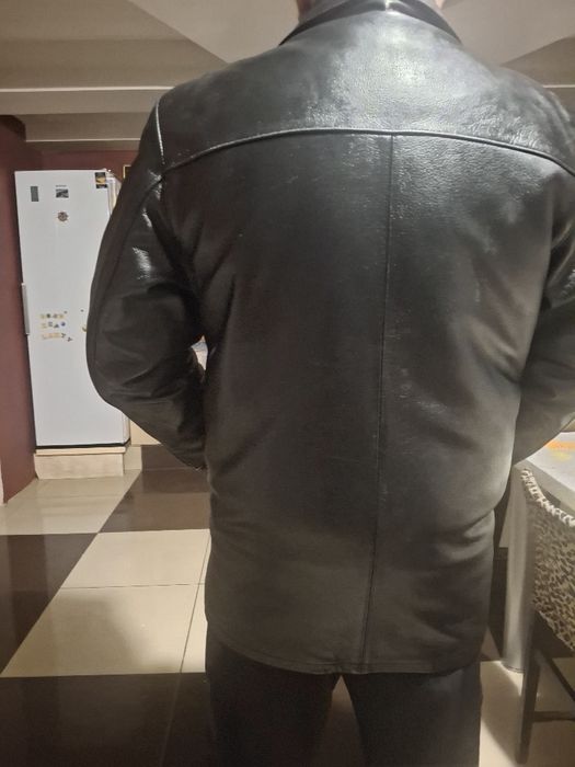 Куртка кожаная,зимняя,почти новая,Выглядит идеально.,очень тёплая.