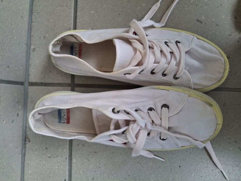 Białe trampki Levi's 40