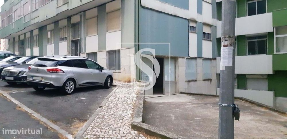 Espaço destinado a comércio ou armazém em Agualva-Cacém