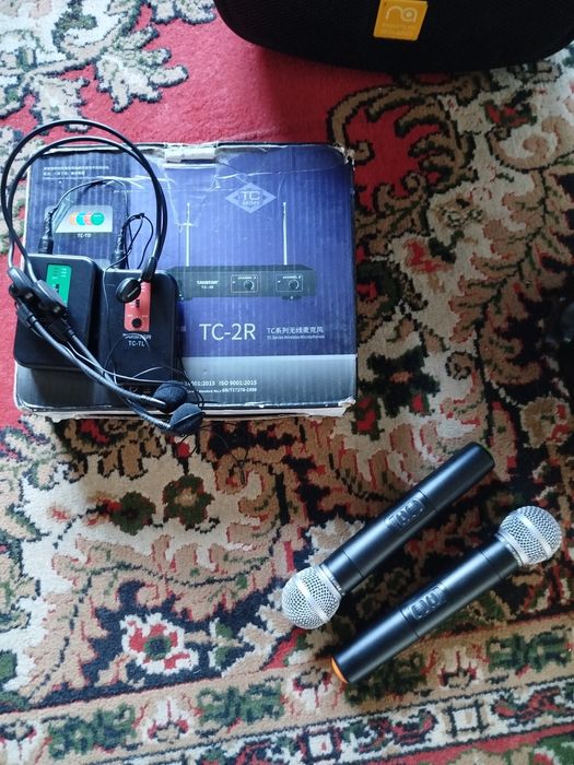 Музична колонка та музичне обладнання