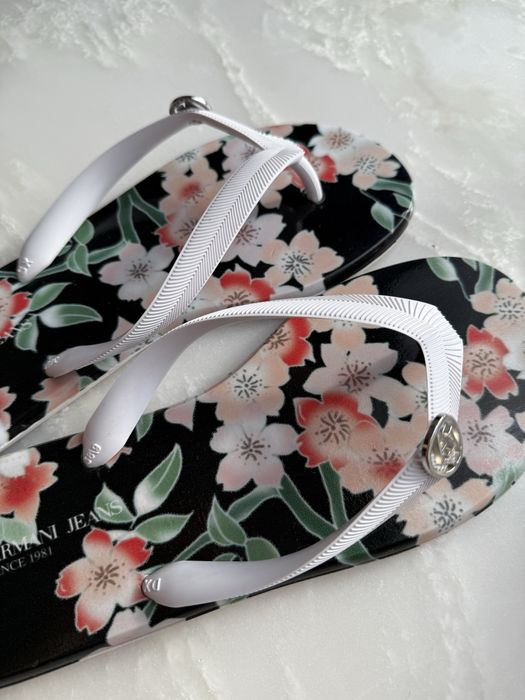 Oryginalne japonki Armani Jeans 39 białe czarne klapki