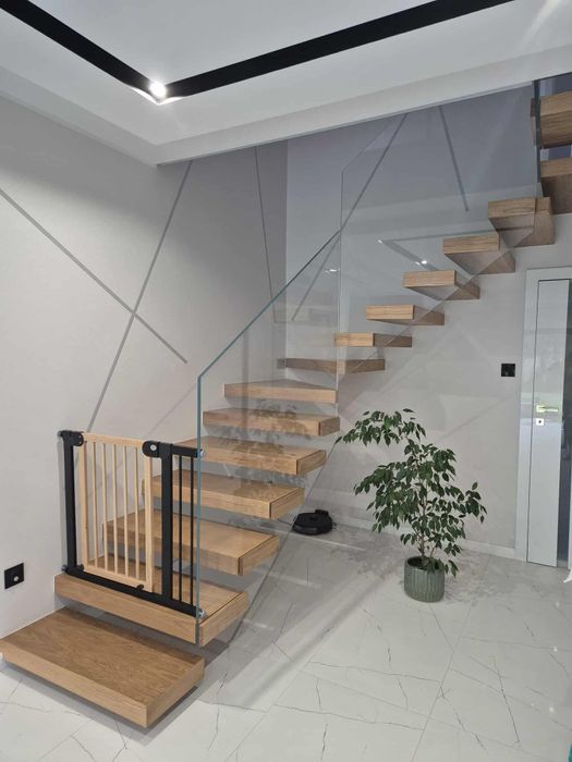 Schody, stopnie na beton, konstrukcji stalowej, półkowe