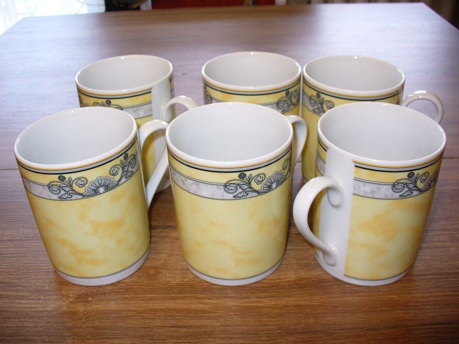 Zestaw porcelany: kubki, filiżaneczki, talerzyki