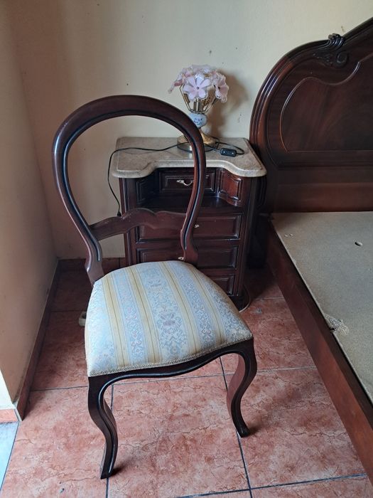 Mobília de casal em madeira maciça.