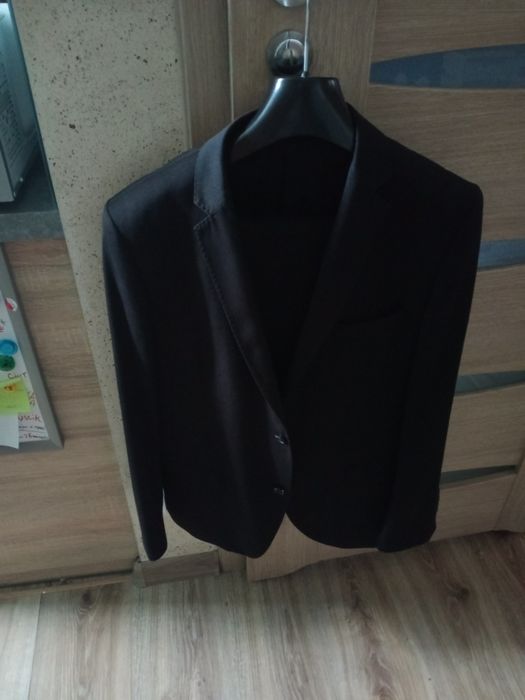 Garnitur w kolorze czarnym że spodniami