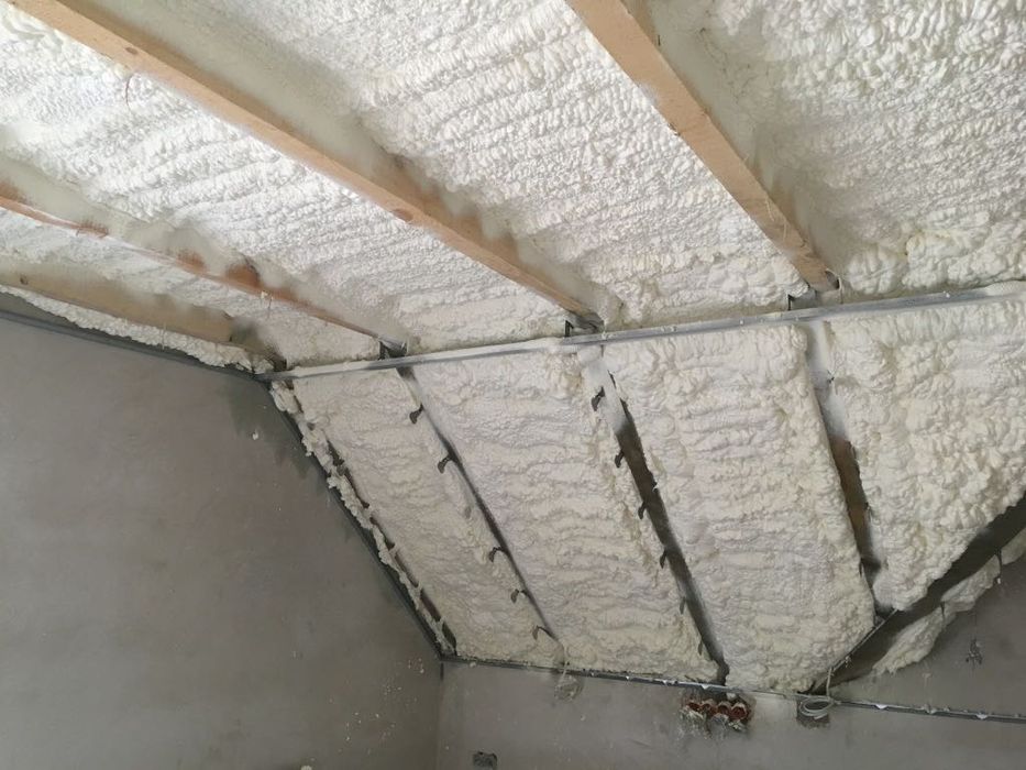 Ocieplenie poddasza, ocieplenie pianą PUR, izolacja natryskowa