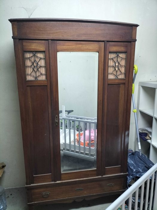 Guarda-Fato Antigo para restaurar