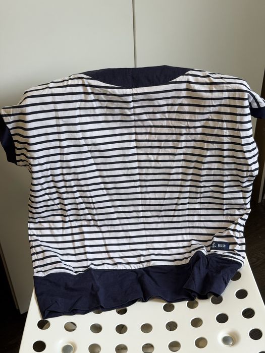 Camisola de manga curta com riscas brancas e azuis escuras.
