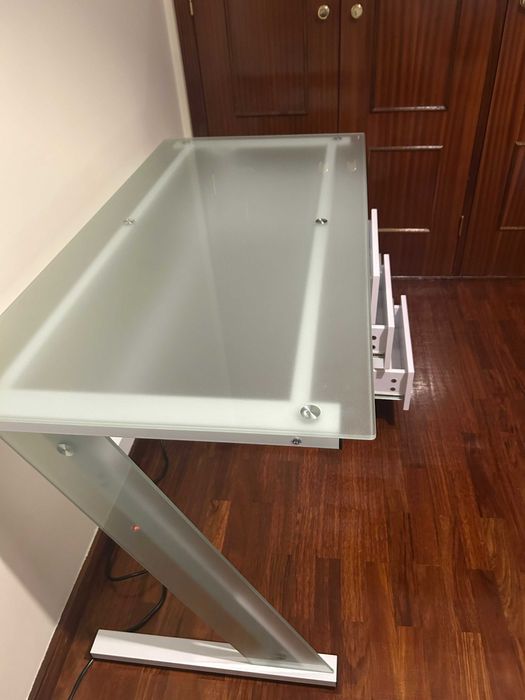Secretária de vidro fosco com 3 gavetas - moderna e elegante!