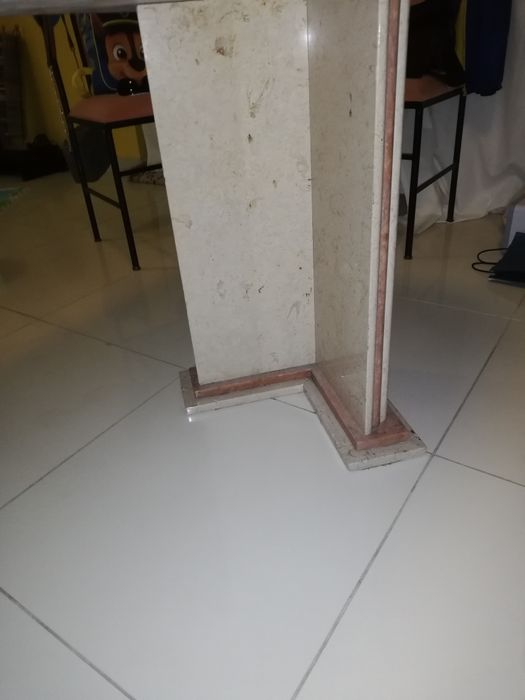 Mesa de sala em mármore rosa