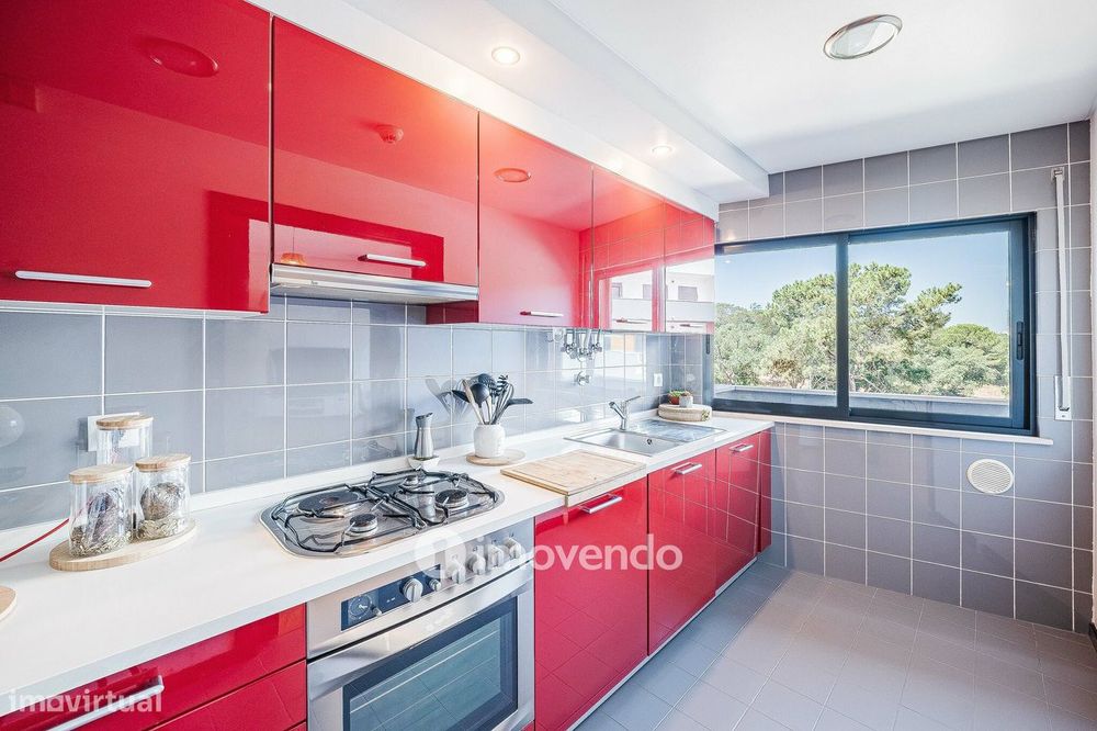 Apartamento T1 moderno, com varanda e áreas amplas, em Corroios