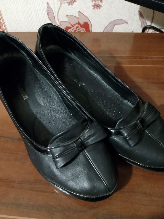 Гарні шкіряні туфлі на весну, р.39