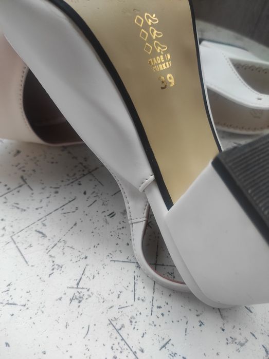 Женские туфли на каблуке