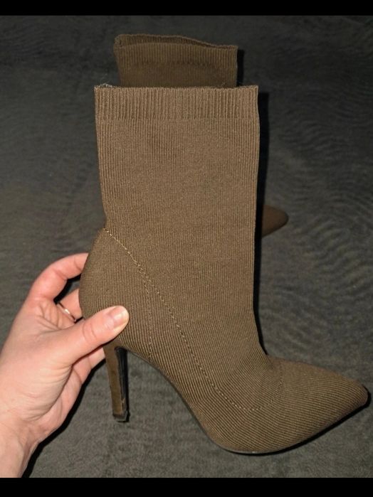 Elastyczne botki na obcasie khaki Primark(ma wade)