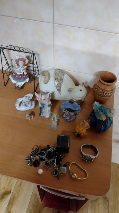 Bibeloty figurki wazoniki zegarki