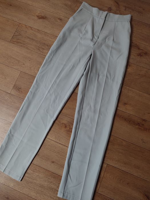 Класичні сірі жіночі брюки
