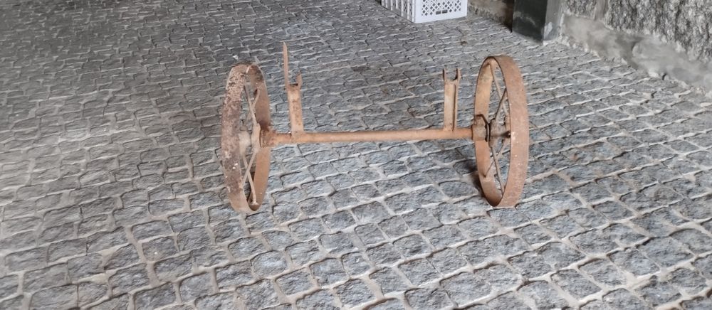 Eixo com duas rodas de carroça