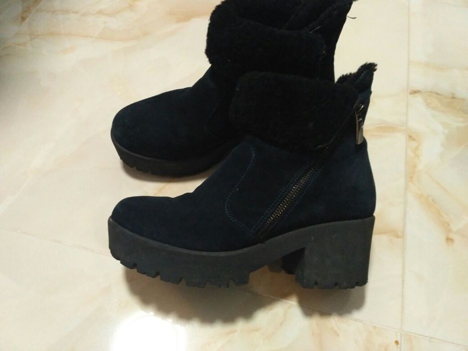 Зимові замшеві черевики на товстій литій підошві.