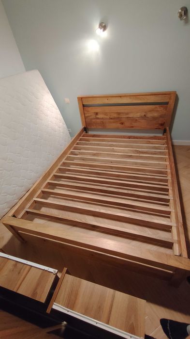 Drewniane łóżko i szafka nocna