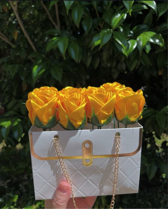 Arranjo de rosas douradas