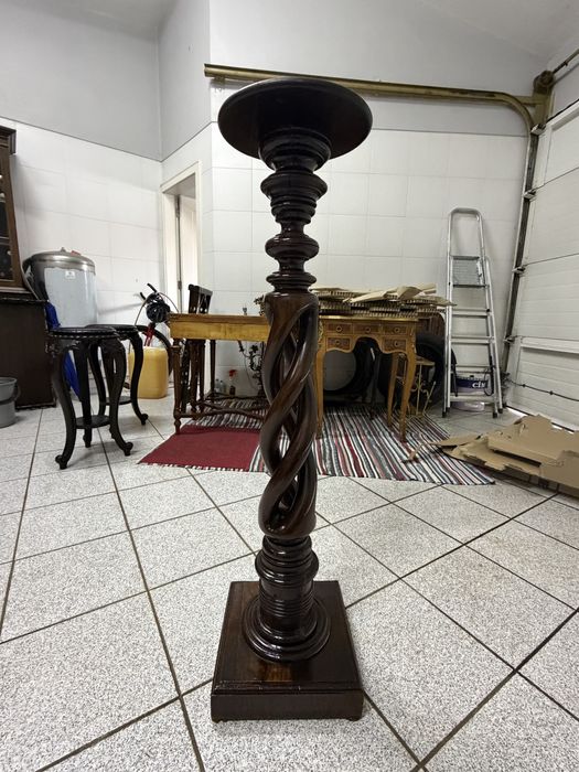 Coluna decorativa alta em madeira maciça – pedestal clássico