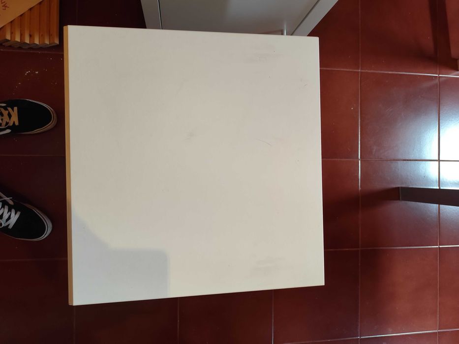 Mesinha de cabeceira IKEA branca