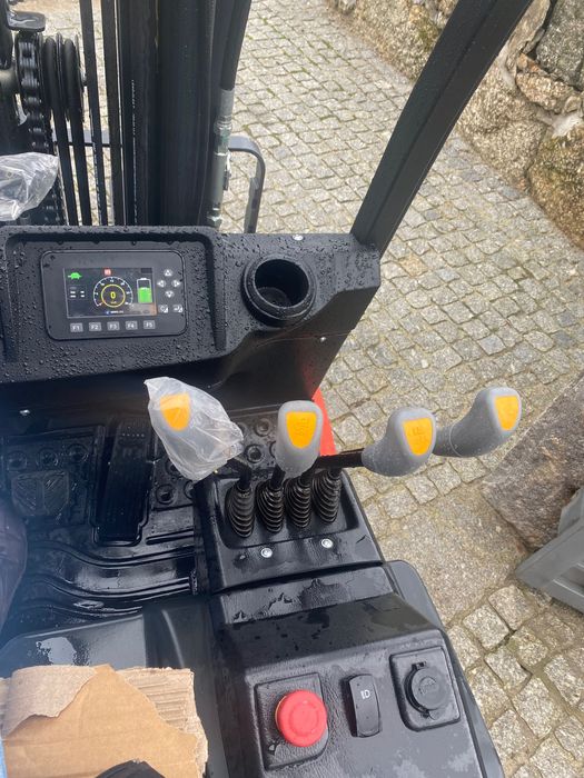 Empilhador eléctrico  Novo Noblelift 3.0T